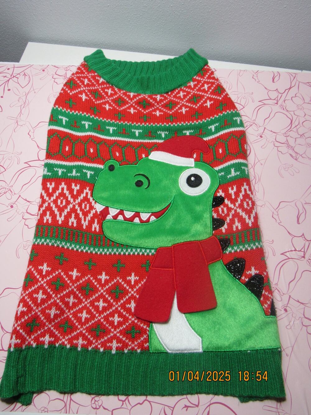 Medium Dog Knitwear – Comfy Sweater with Dinosaur Charm